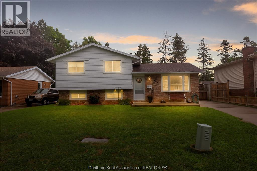 Photo 2 of 137 Primrose Lane, Chatham ON