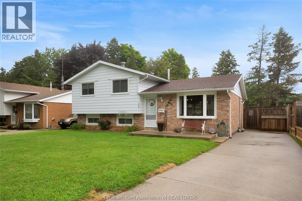 Photo 3 of 137 Primrose Lane, Chatham ON