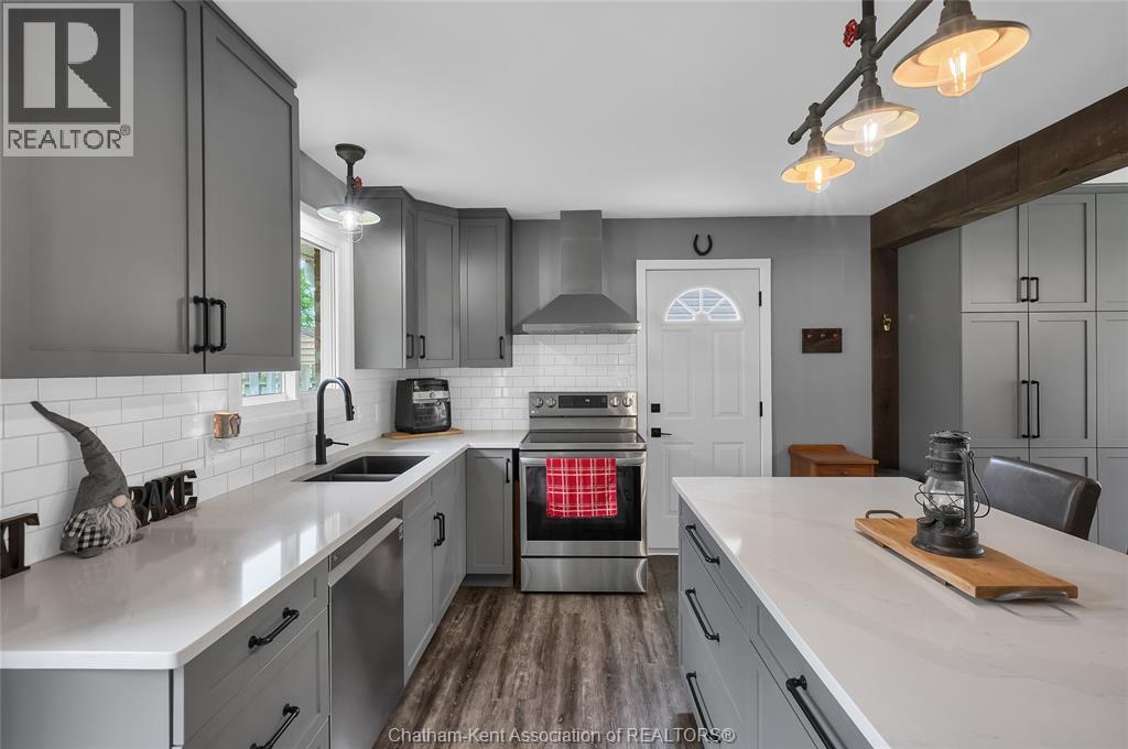 Photo 4 of 137 Primrose Lane, Chatham ON