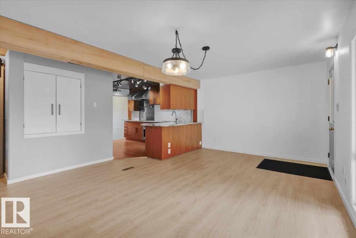 Photo 8 of 9324 75 Av Nw, Edmonton AB