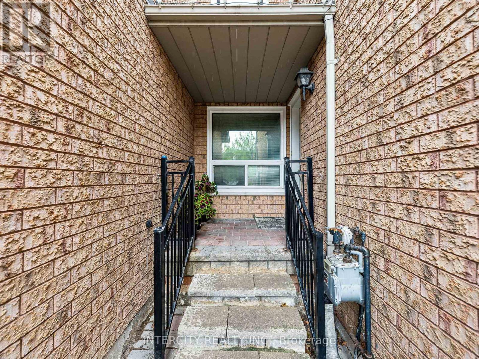 Photo 6 of 8 Wedgewood Place, Vaughan ON
