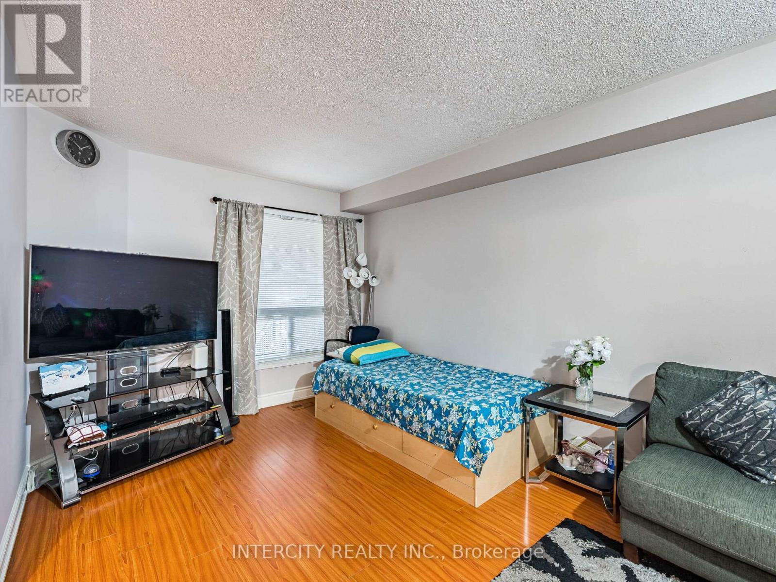 Photo 9 of 8 Wedgewood Place, Vaughan ON