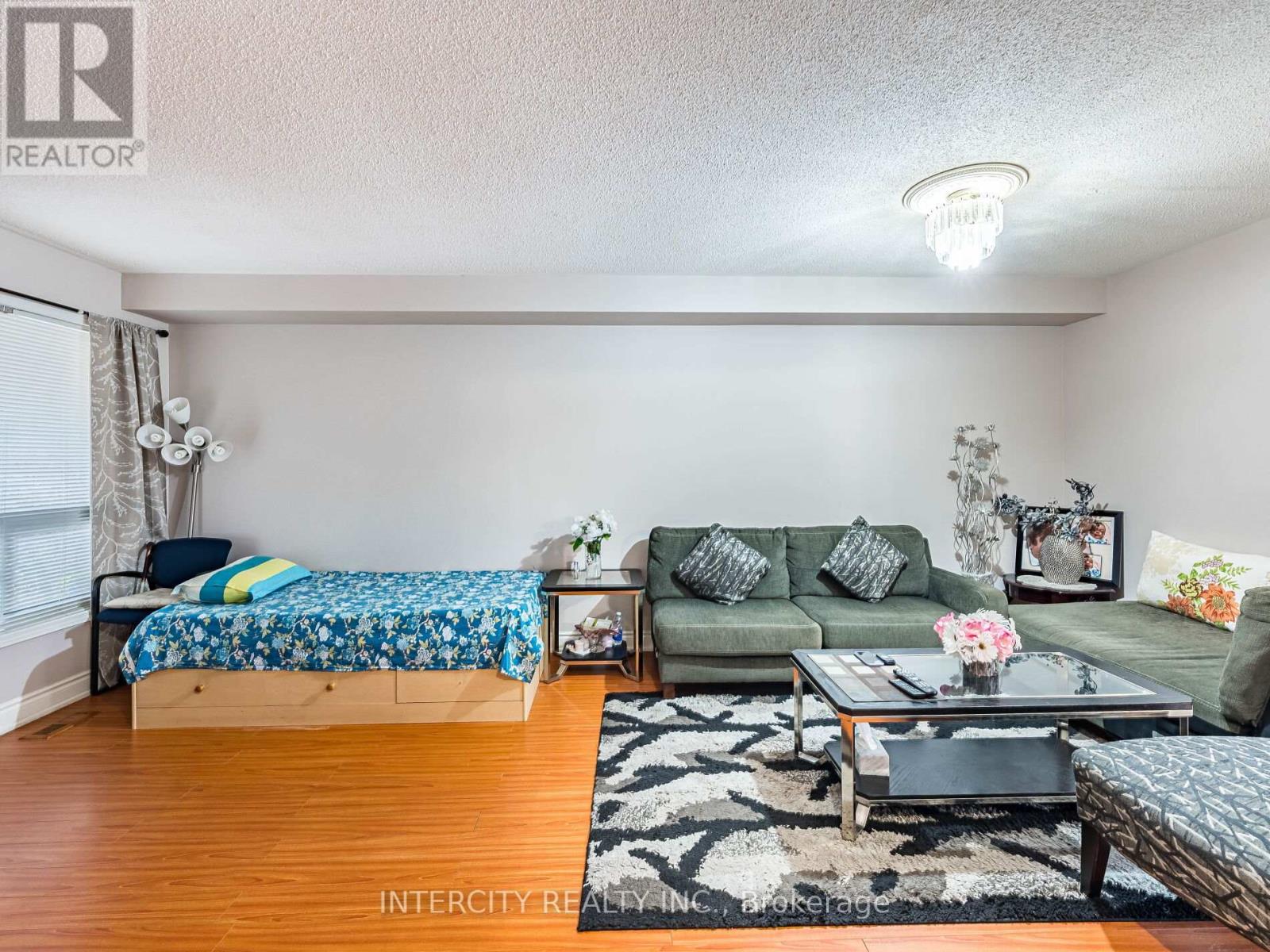 Photo 8 of 8 Wedgewood Place, Vaughan ON