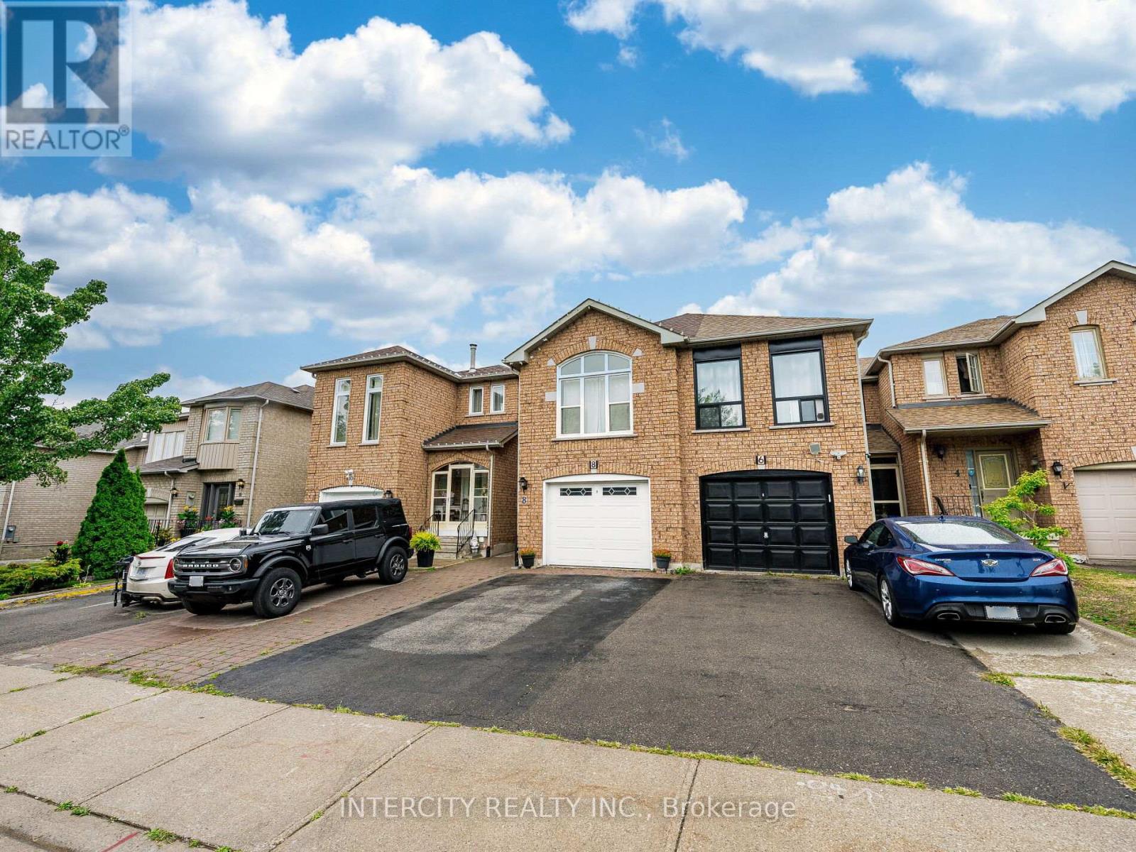 Photo 3 of 8 Wedgewood Place, Vaughan ON
