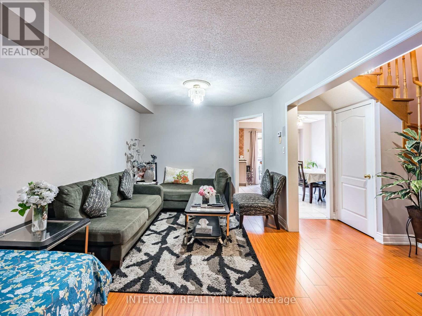 Photo 11 of 8 Wedgewood Place, Vaughan ON