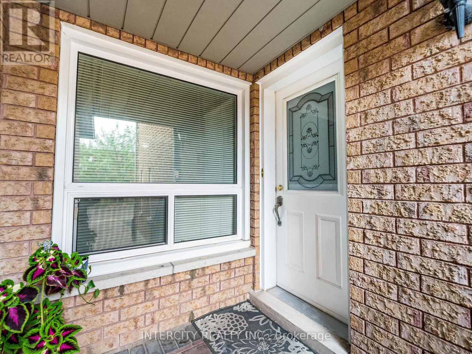 Photo 7 of 8 Wedgewood Place, Vaughan ON