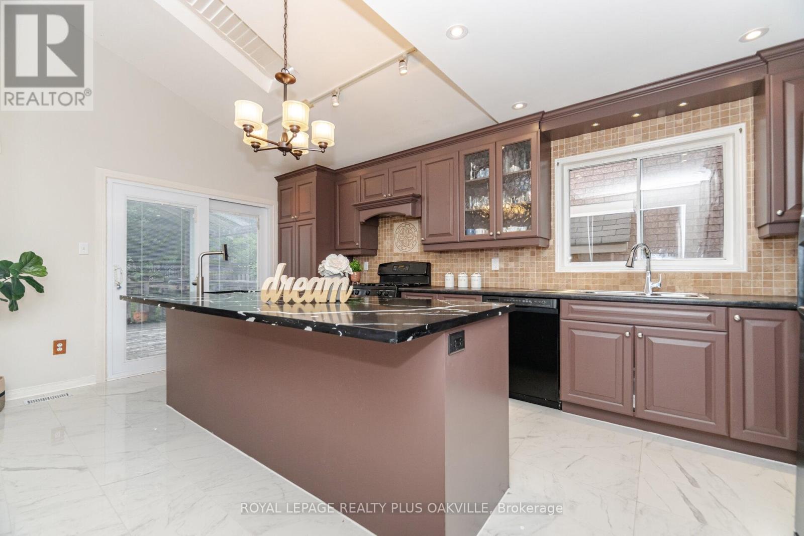 Photo 16 of 5974 Tweed Court, Mississauga ON
