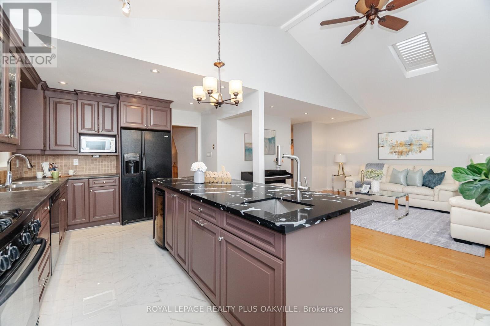 Photo 19 of 5974 Tweed Court, Mississauga ON