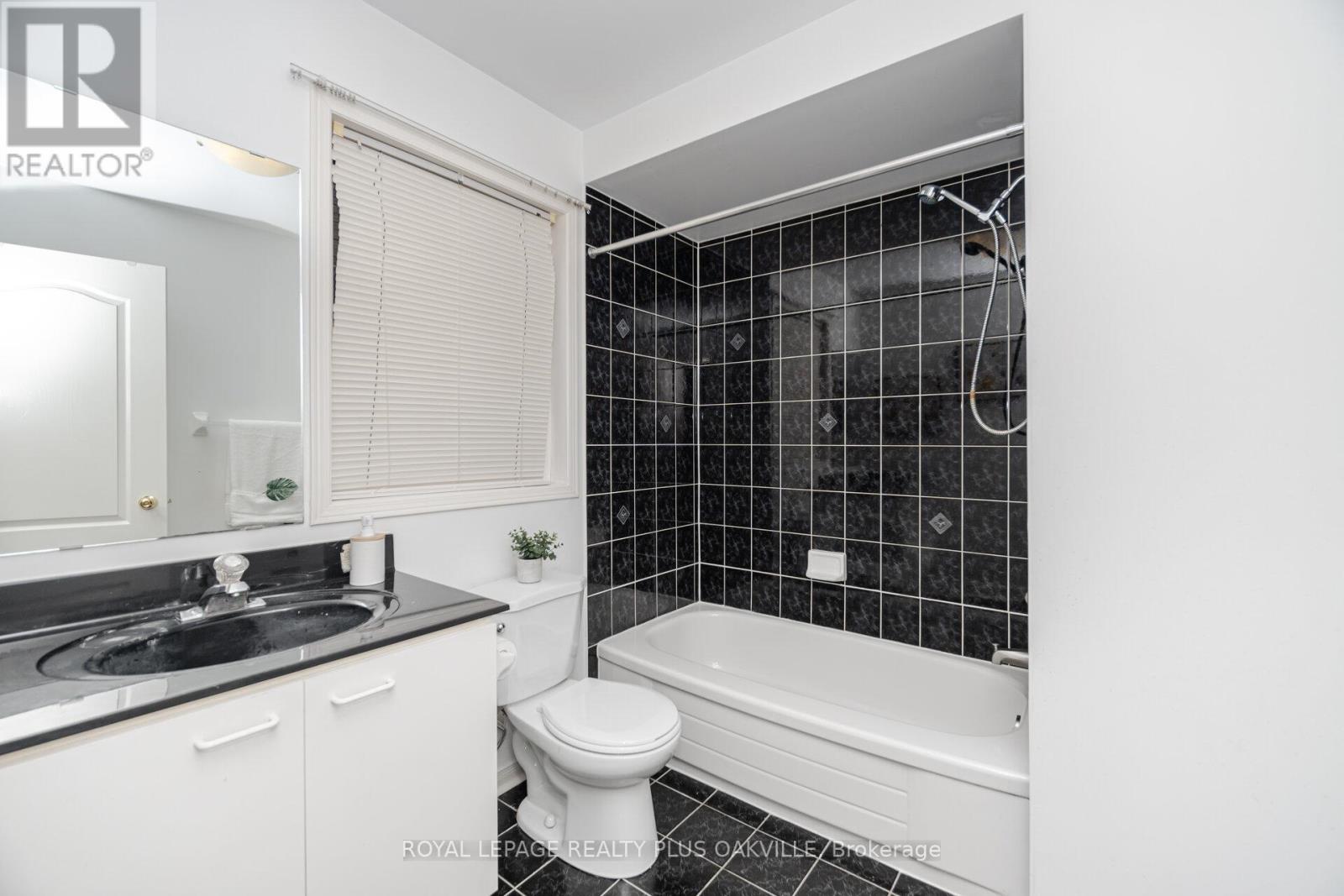 Photo 38 of 5974 Tweed Court, Mississauga ON