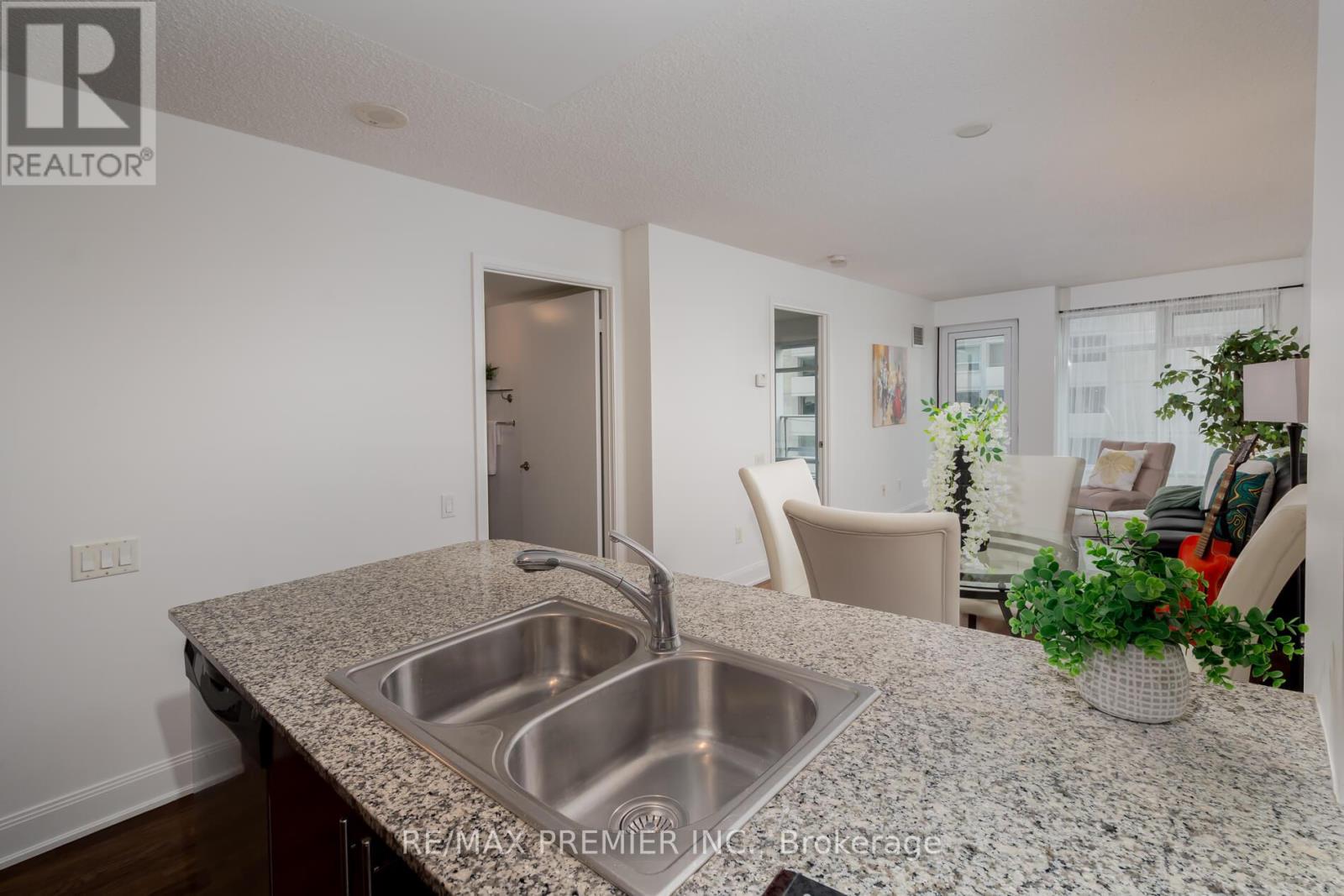 Photo 2 of 1512 2191 Yonge Street, Toronto ON