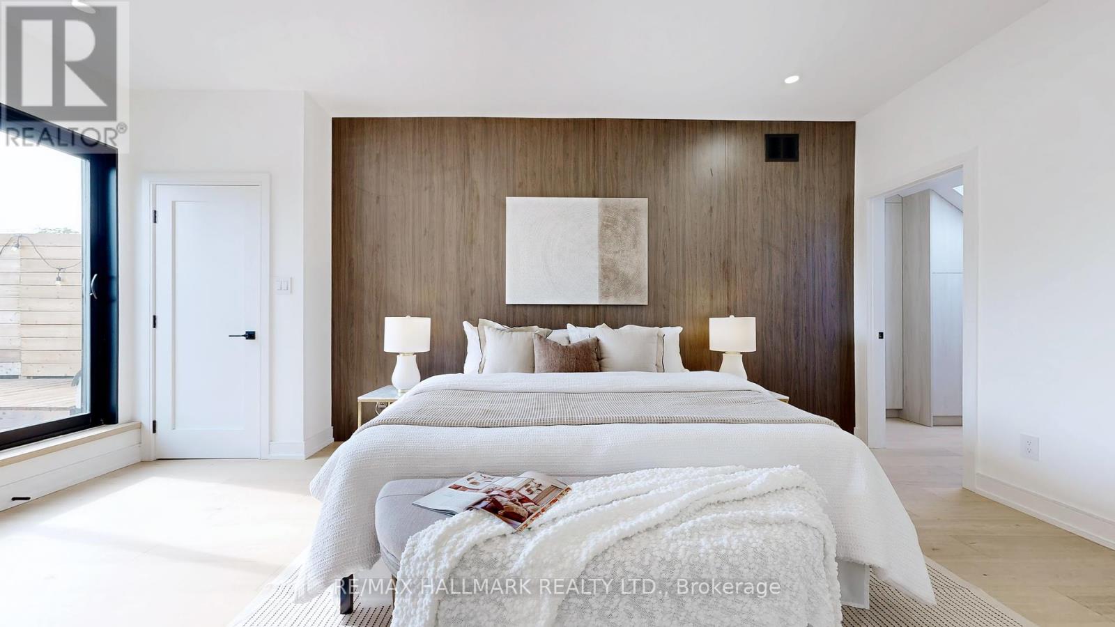 Photo 3 of 122 Crawford Street, Toronto ON