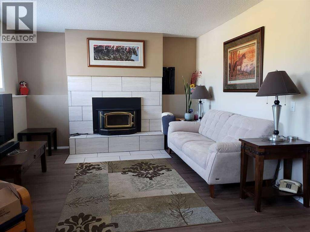 Single Family House 4 Level for Sale in  Dalmeny Hill NW Dalhousie Calgary 