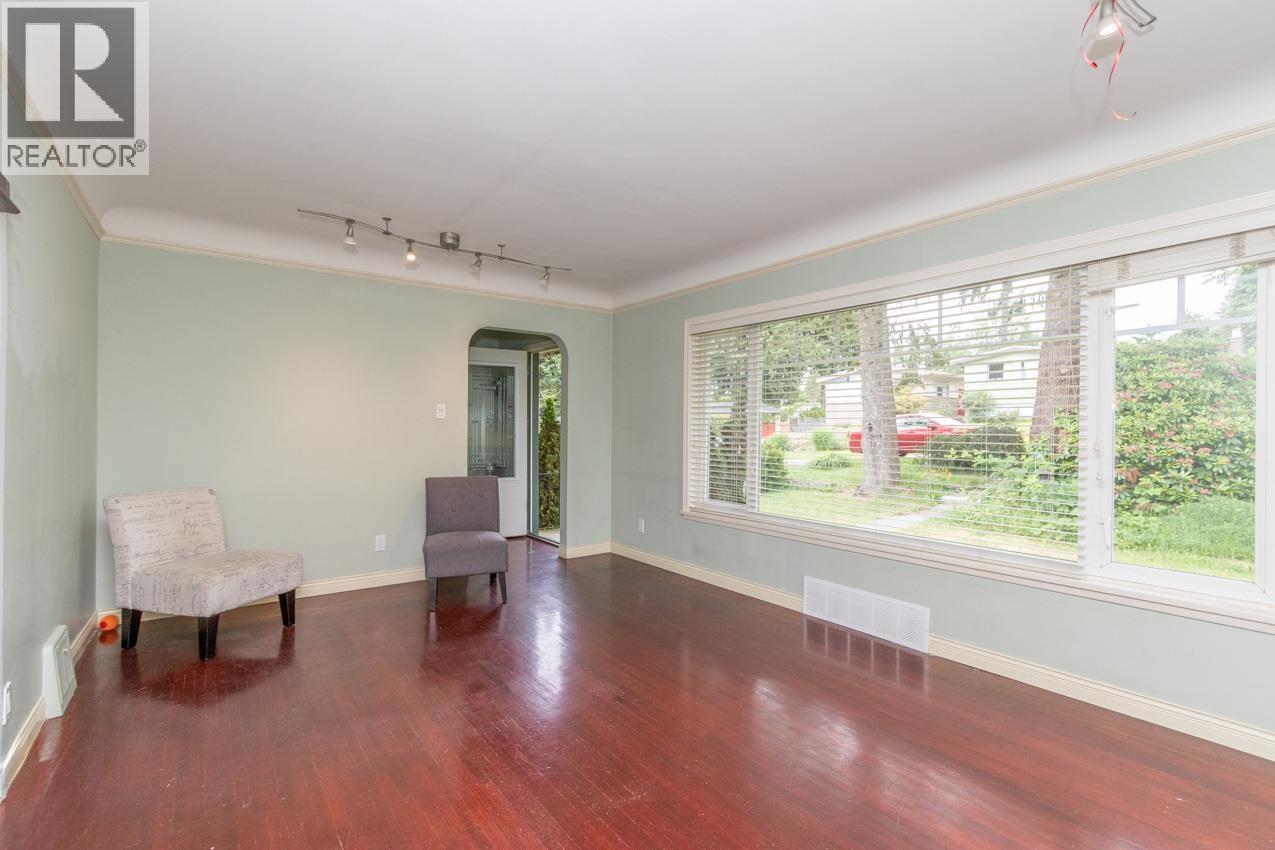Photo 5 of 341 W 24th Street, North Vancouver BC