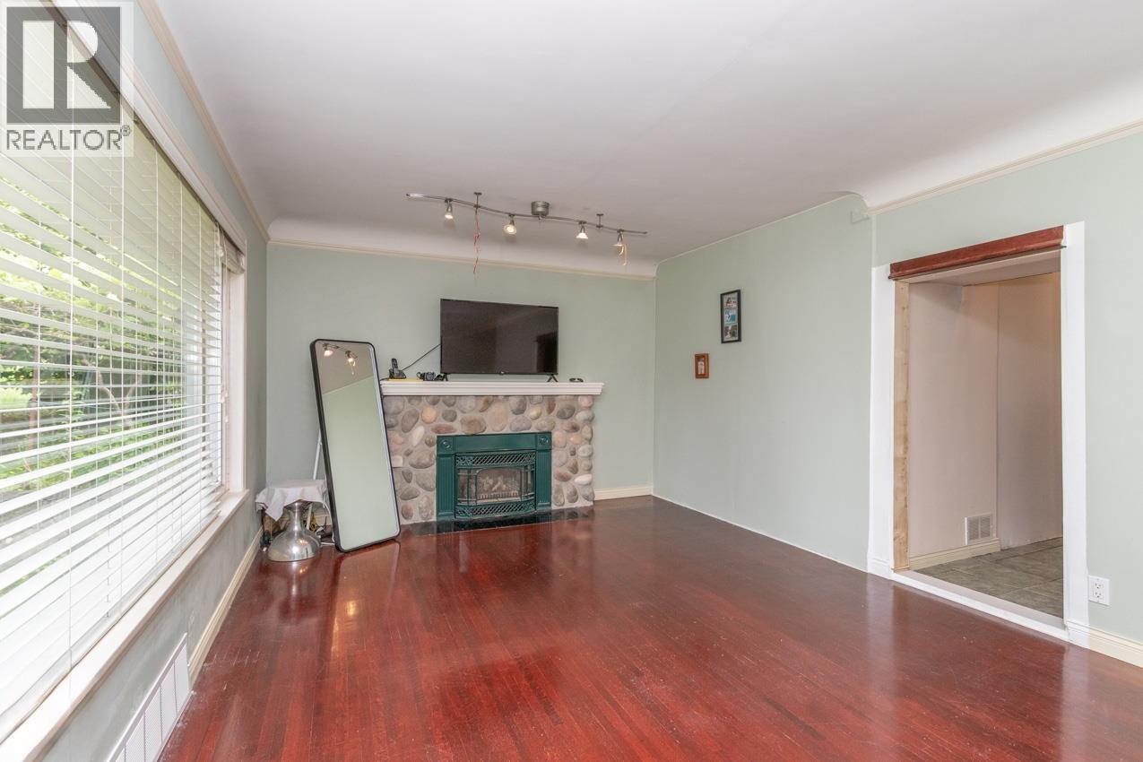 Photo 4 of 341 W 24th Street, North Vancouver BC
