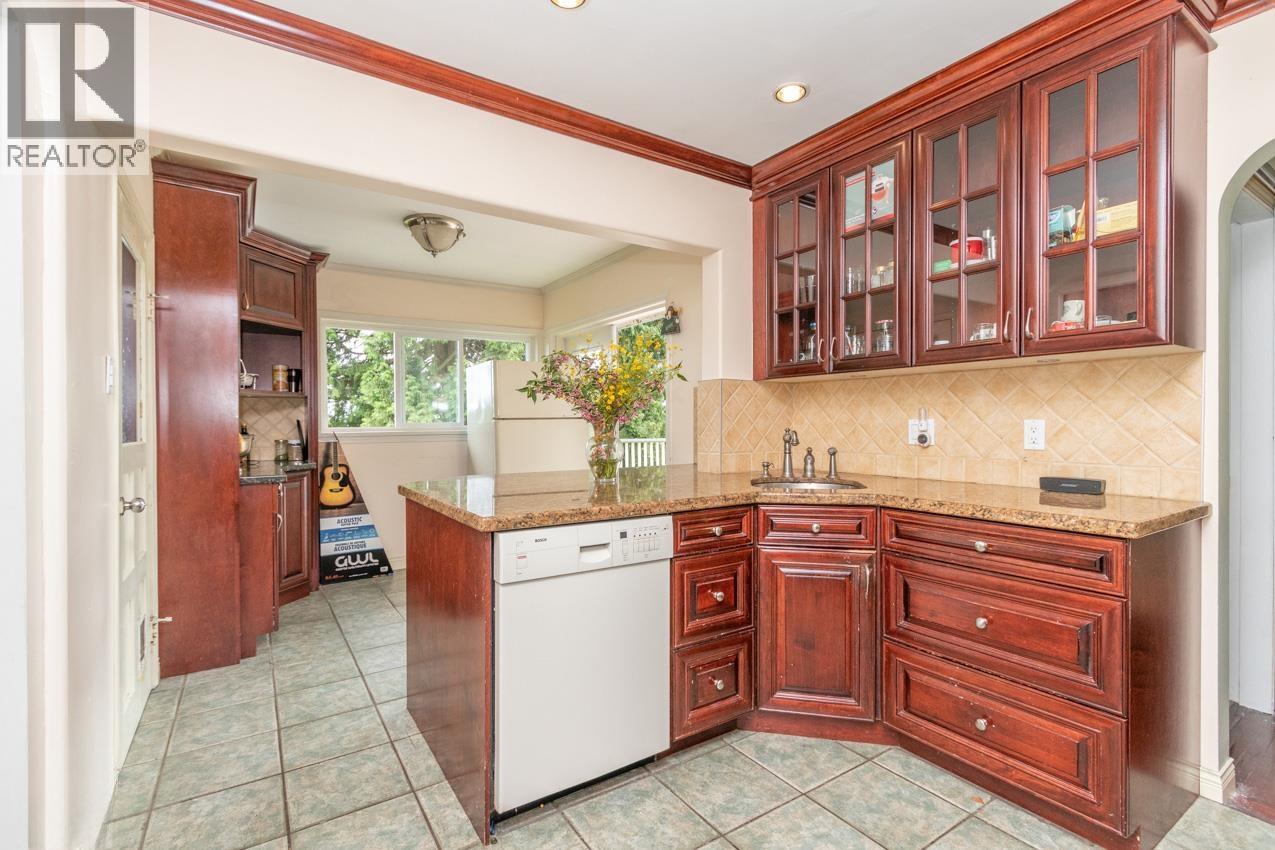Photo 8 of 341 W 24th Street, North Vancouver BC