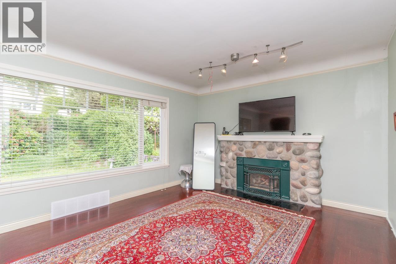 Photo 3 of 341 W 24th Street, North Vancouver BC