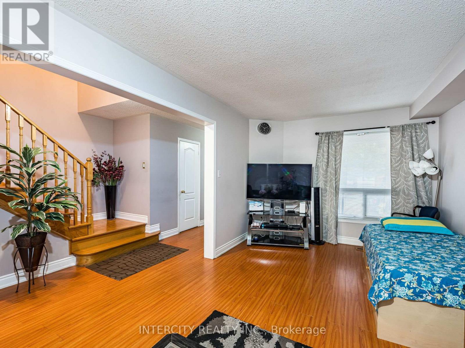 Photo 12 of 8 Wedgewood Place, Vaughan ON