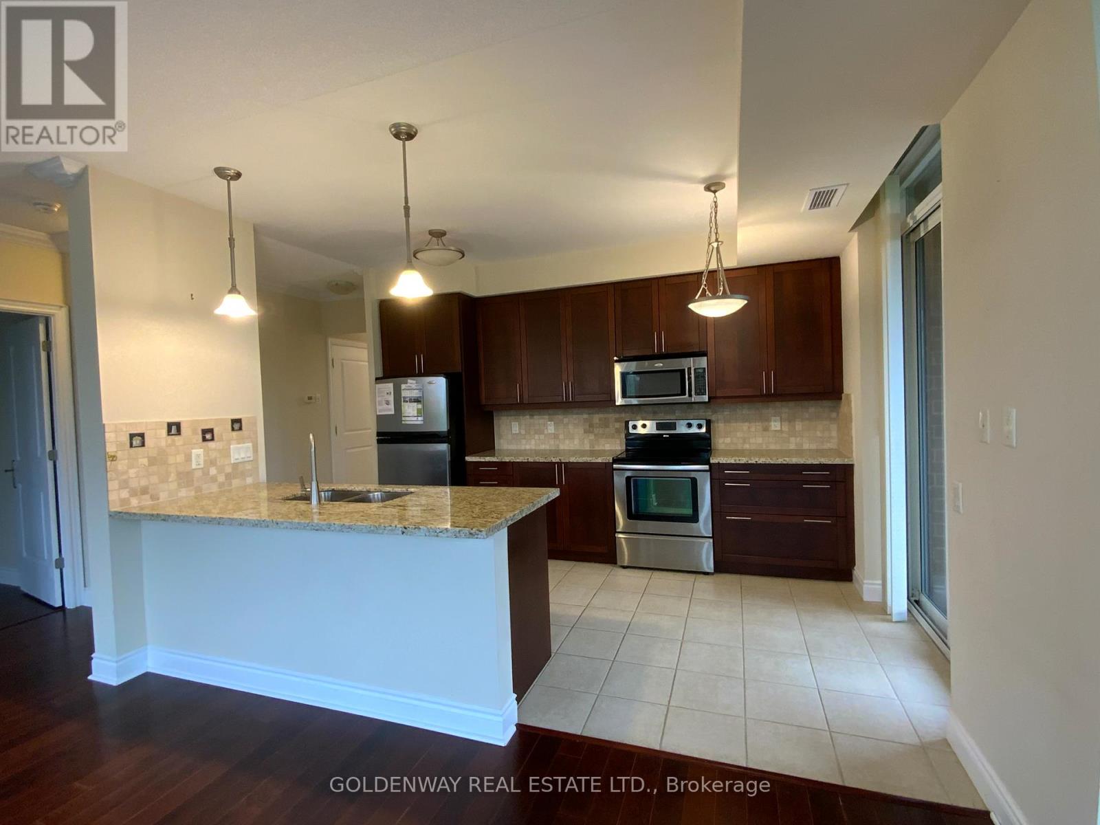 Photo 10 of 315 10101 Yonge Street, Richmond Hill ON