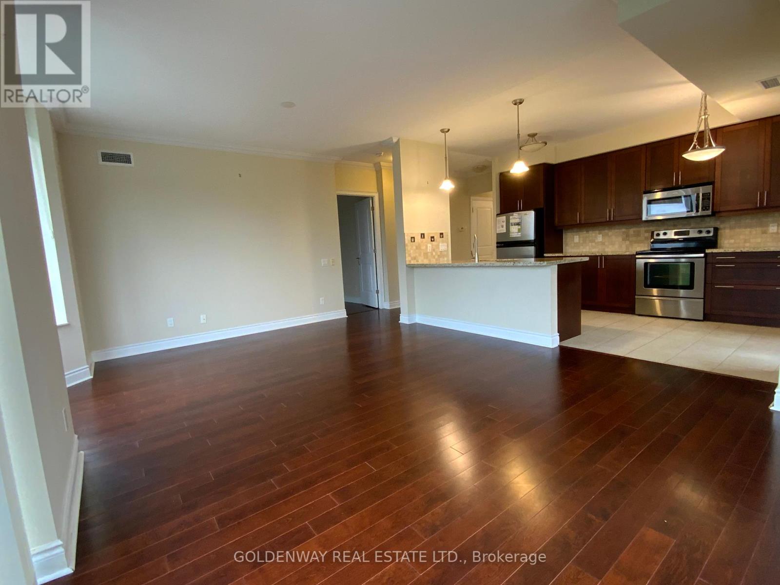 Photo 12 of 315 10101 Yonge Street, Richmond Hill ON