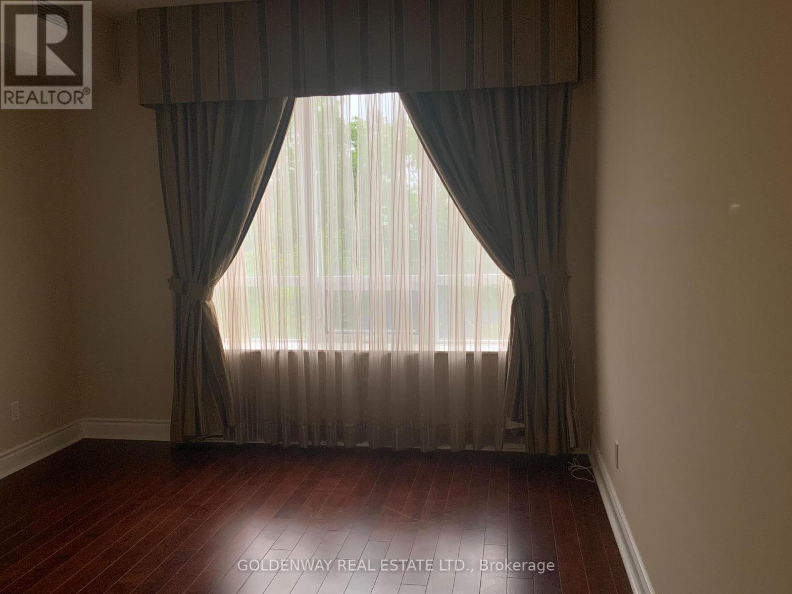 Photo 32 of 315 10101 Yonge Street, Richmond Hill ON