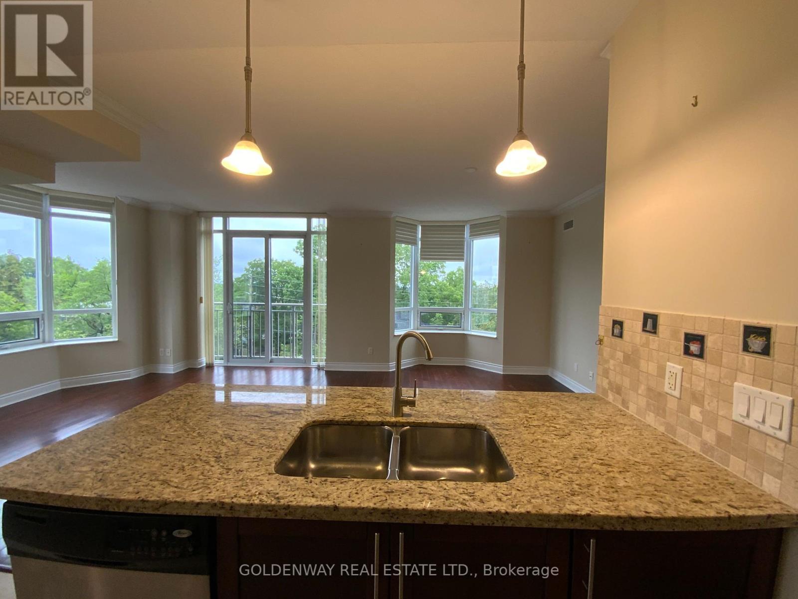 Photo 6 of 315 10101 Yonge Street, Richmond Hill ON