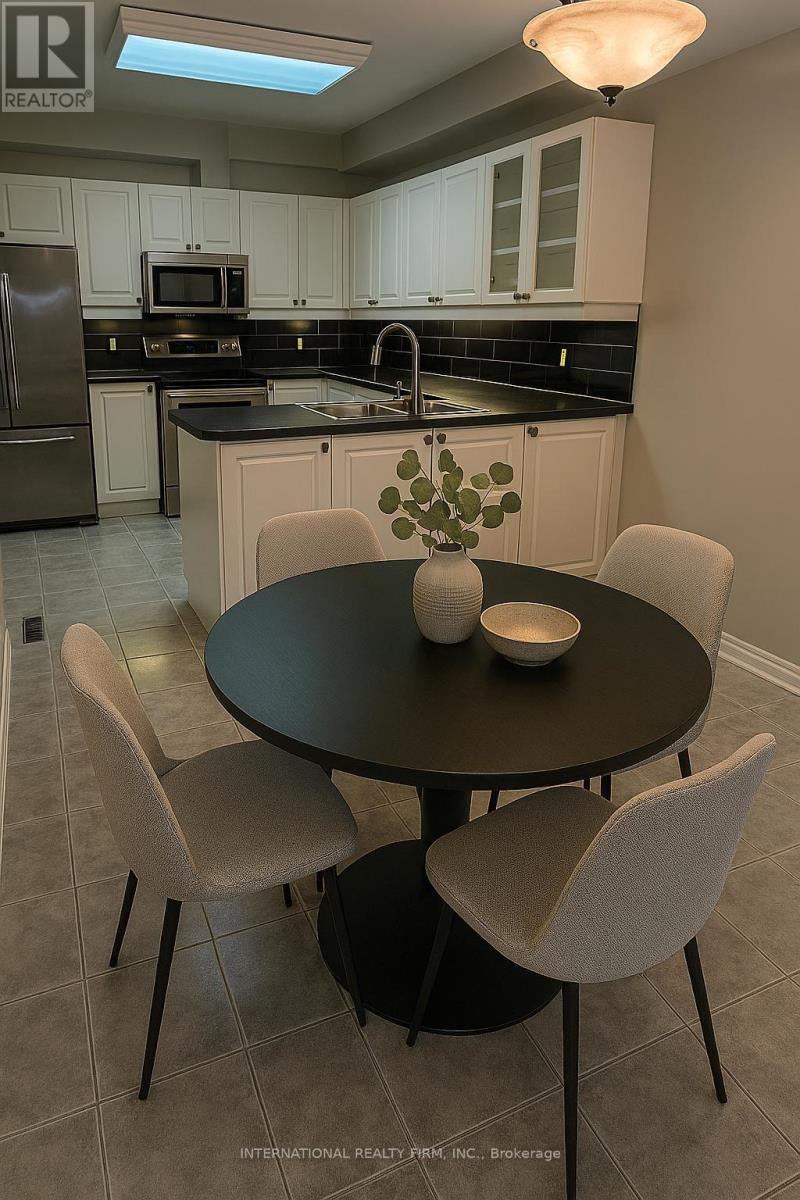 Photo 2 of 27 255 Shaftsbury Avenue, Richmond Hill ON