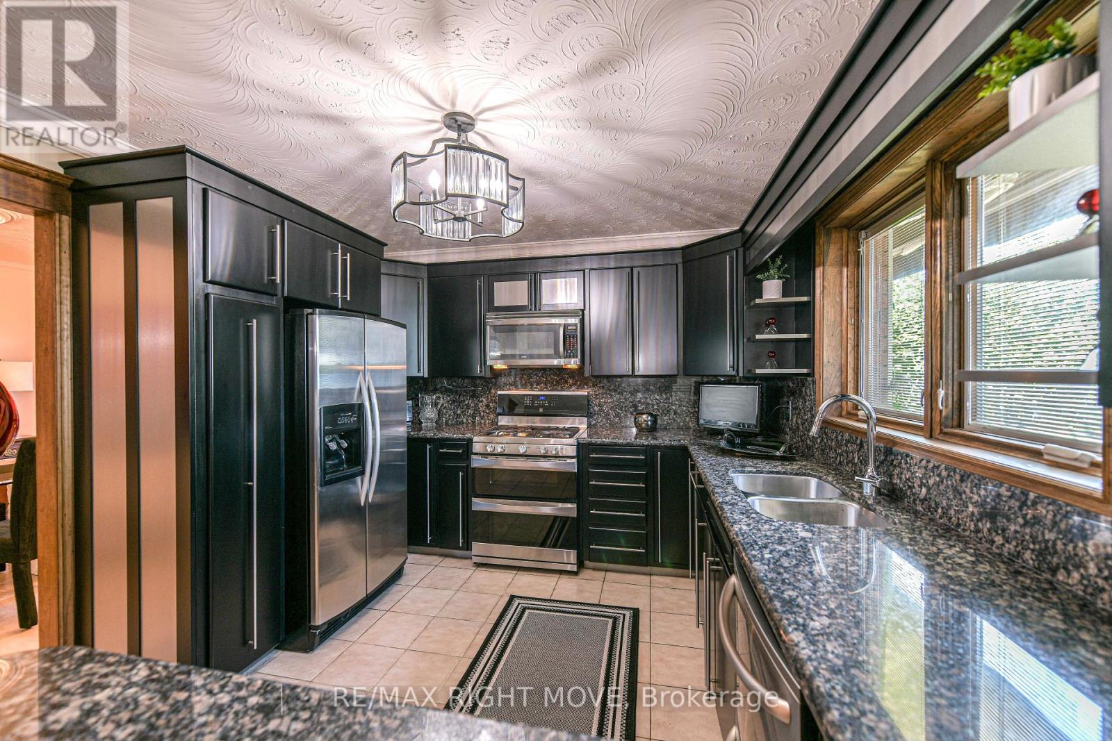 Photo 2 of 759 Broadview Avenue, Orillia ON