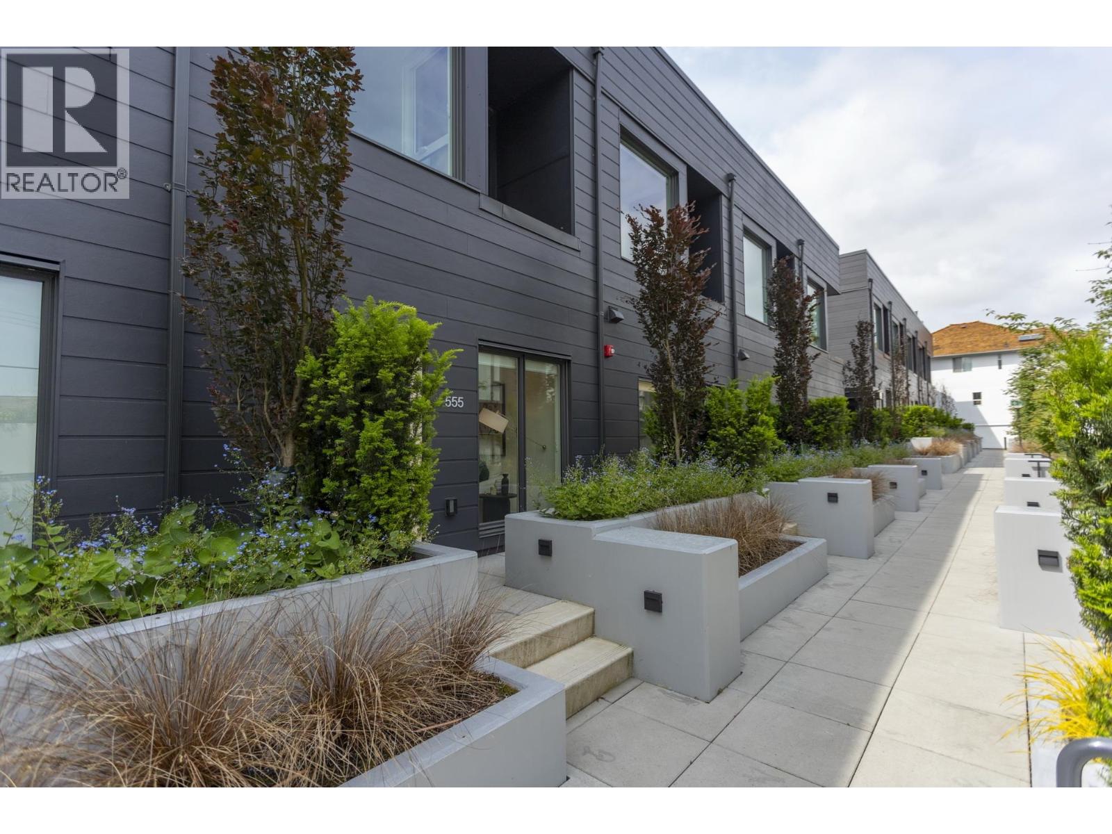 Photo 2 of 555 W 26th Avenue, Vancouver BC
