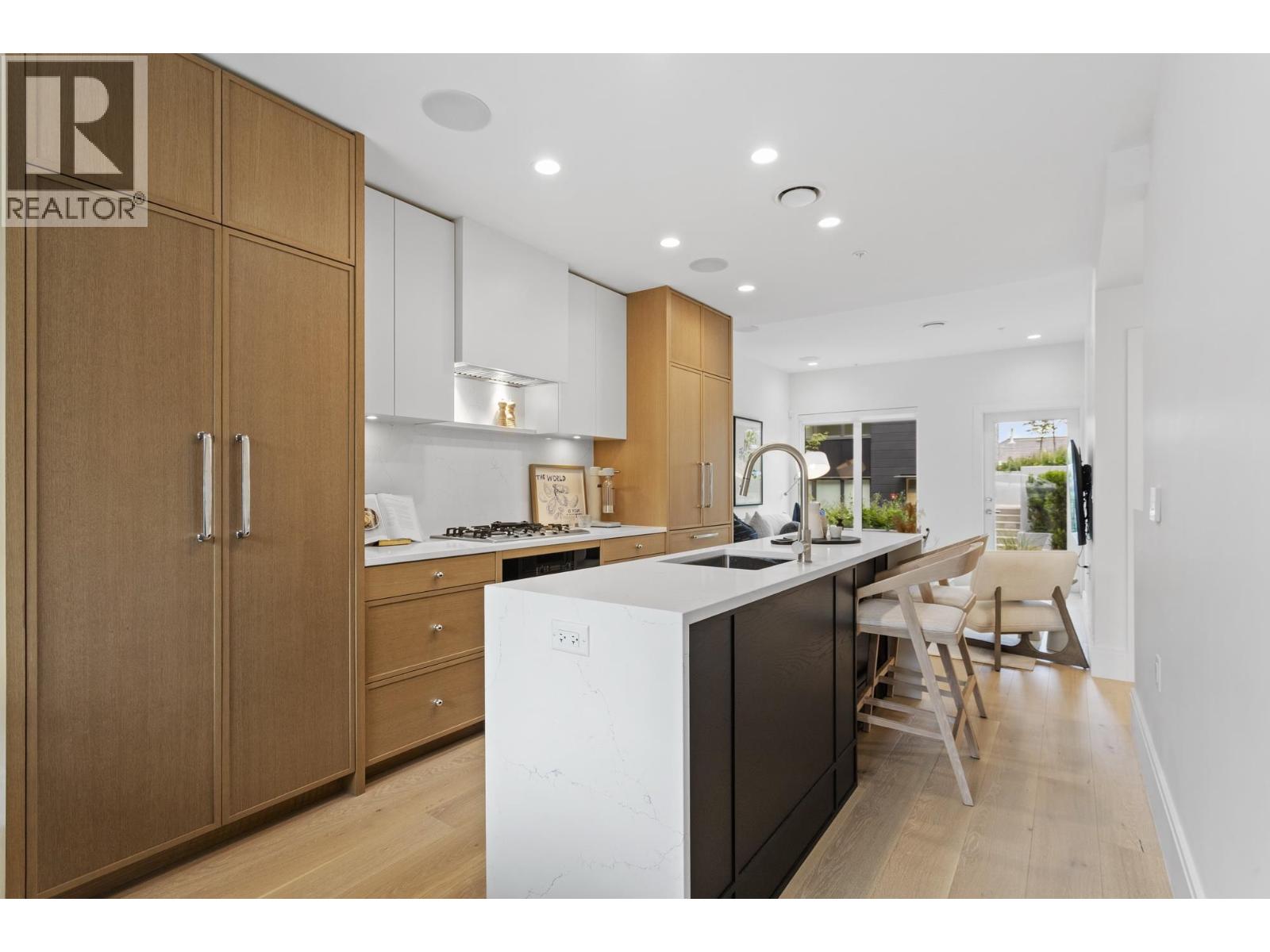 Photo 4 of 555 W 26th Avenue, Vancouver BC