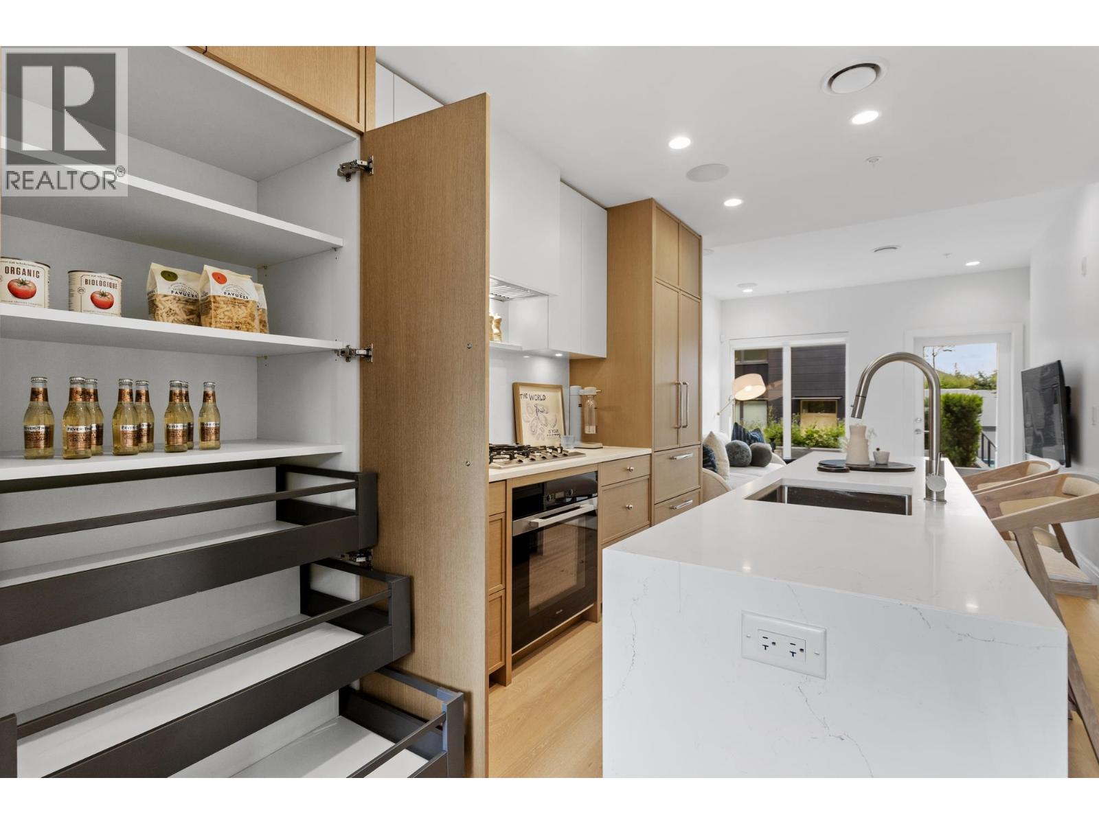 Photo 5 of 555 W 26th Avenue, Vancouver BC