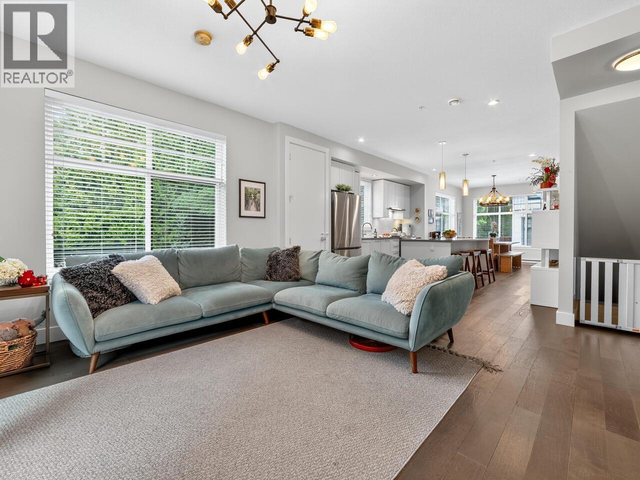 Photo 8 of 6 5068 Savile Row, Burnaby BC
