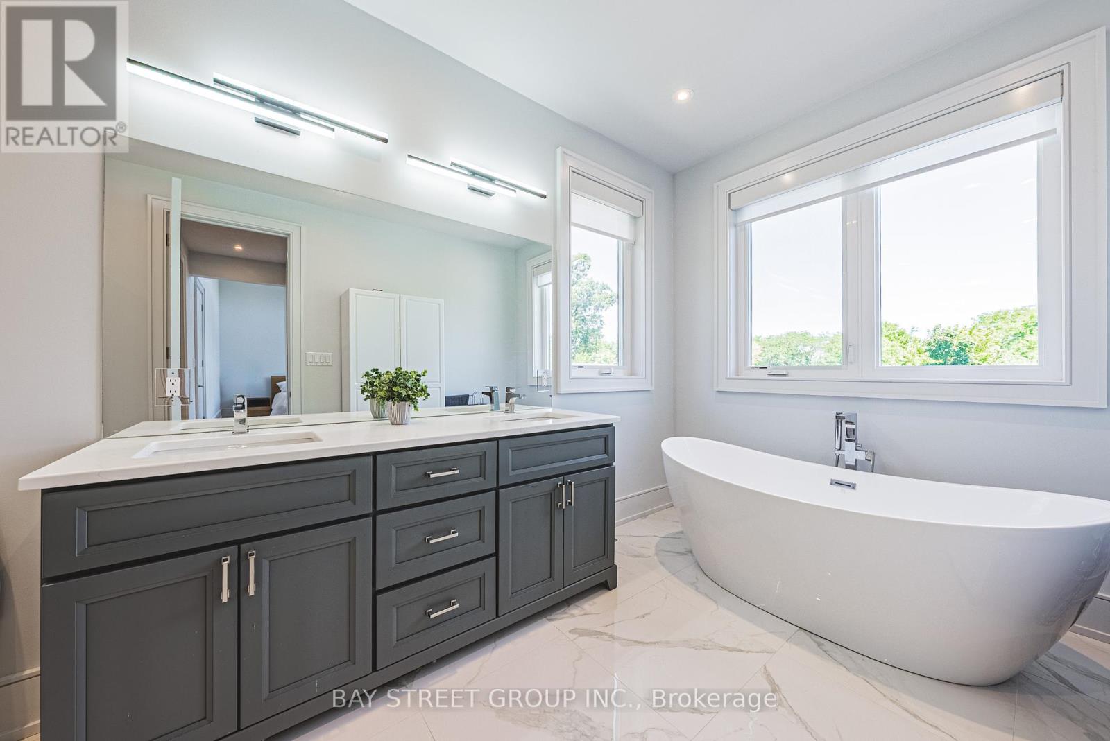 Photo 31 of 2267 Fifth Line W, Mississauga ON