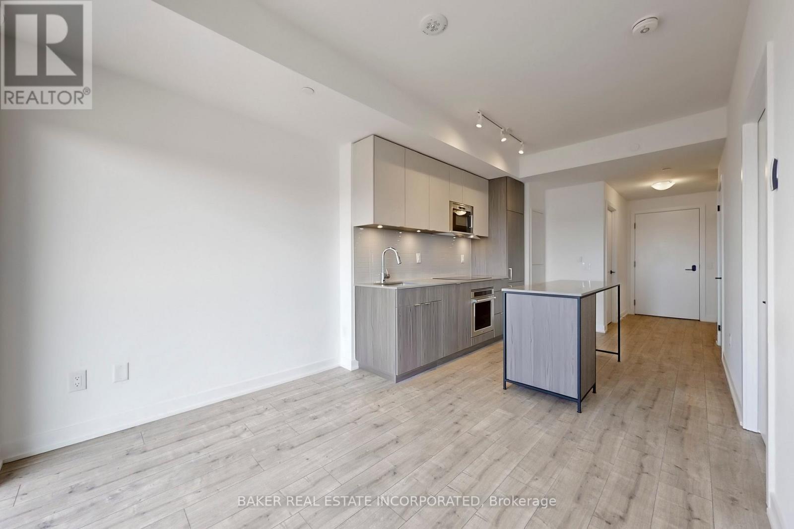 Photo 2 of 815 220 Missinnihe Way, Mississauga ON