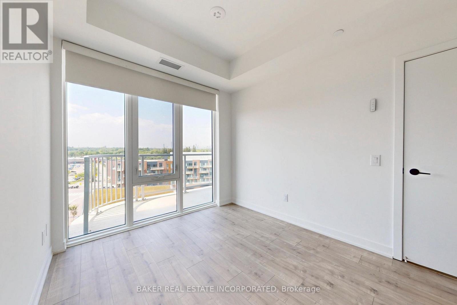 Photo 6 of 815 220 Missinnihe Way, Mississauga ON