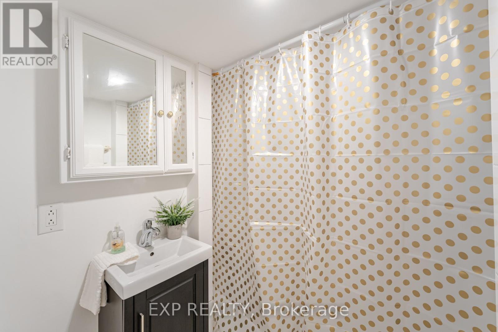 Photo 34 of 214 Silverthorn Avenue, Toronto ON