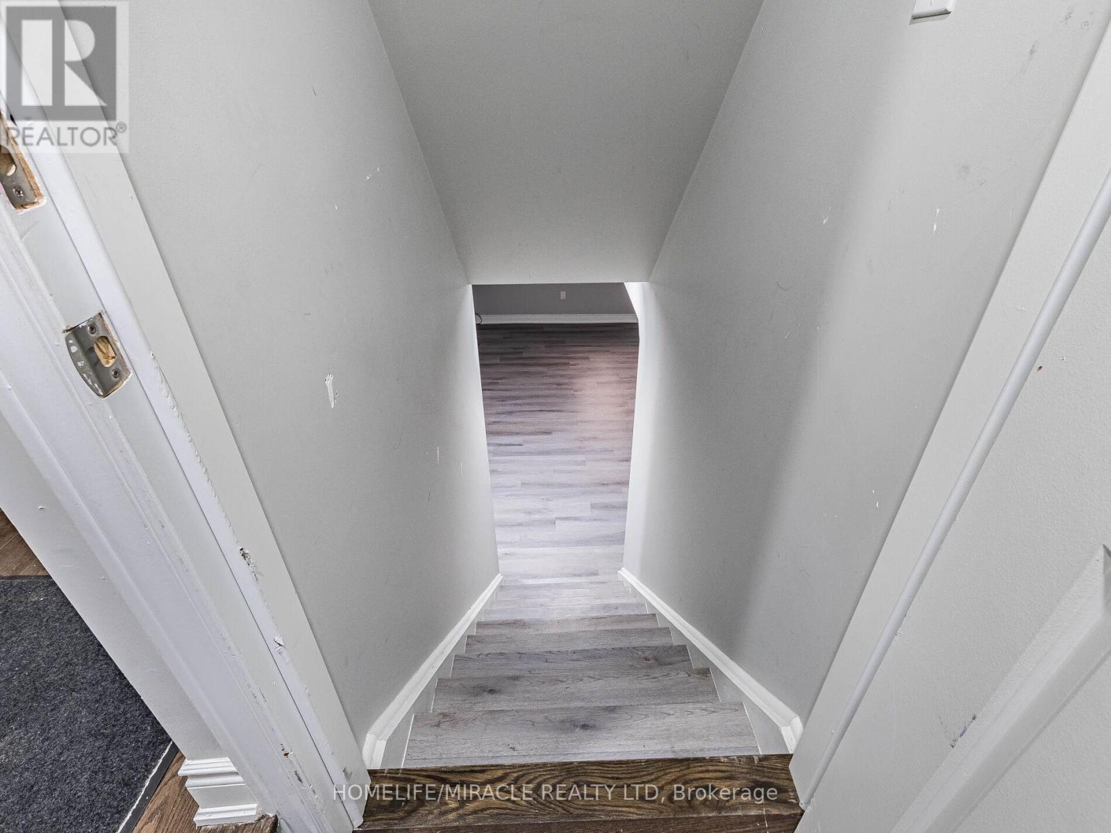 Photo 9 of 25 Kambalda Road, Brampton ON
