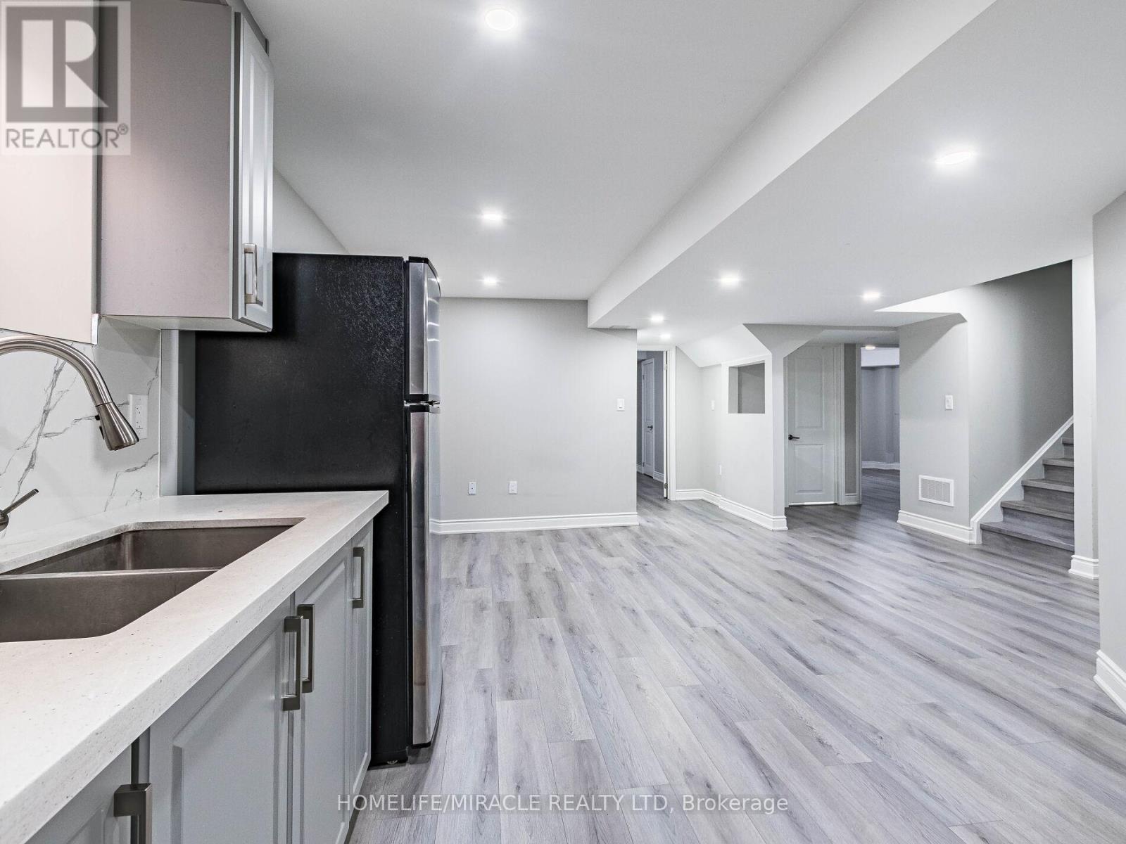 Photo 14 of 25 Kambalda Road, Brampton ON
