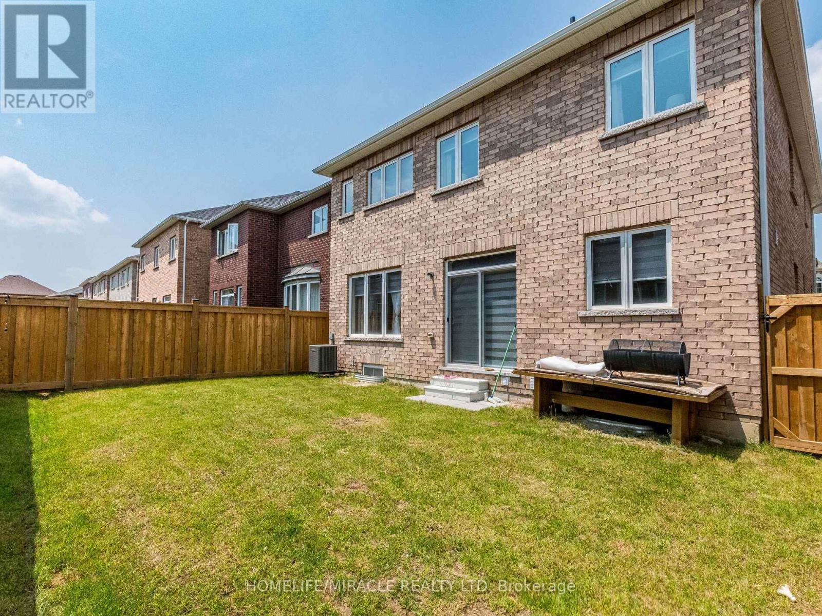 Photo 4 of 25 Kambalda Road, Brampton ON