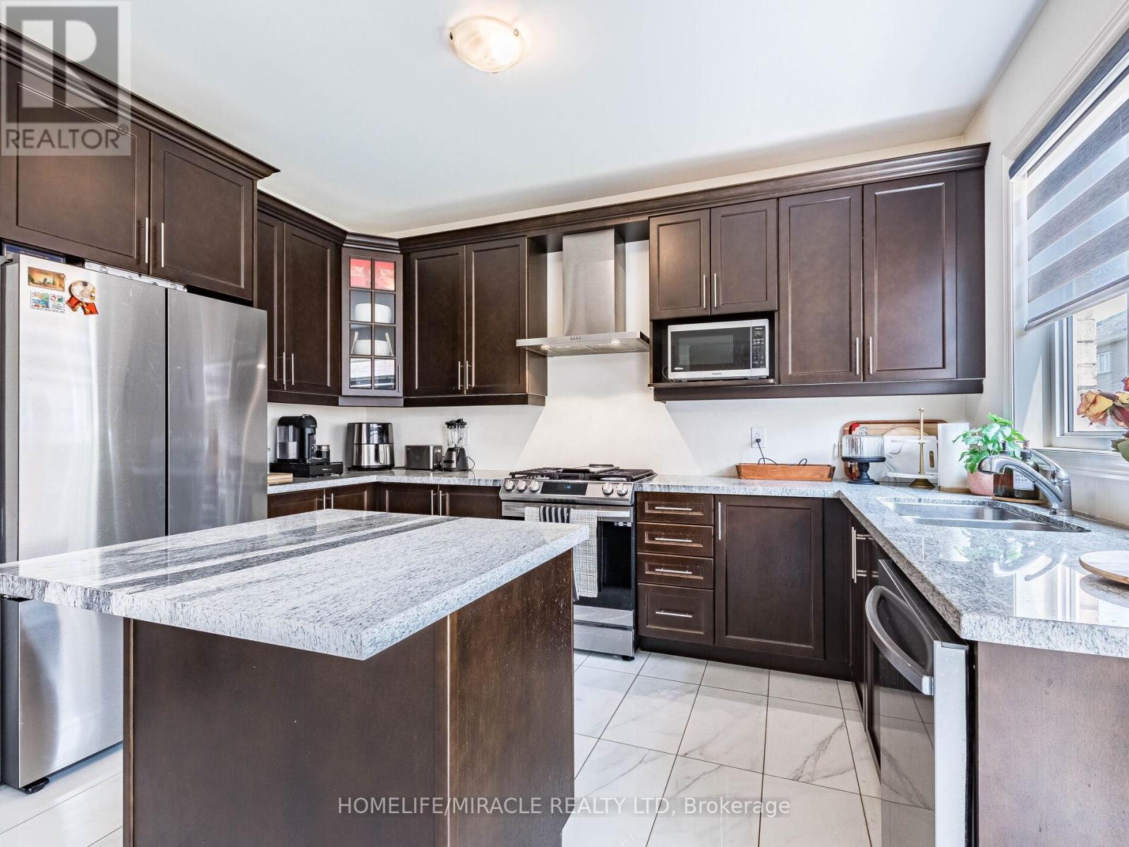 Photo 10 of 25 Kambalda Road, Brampton ON