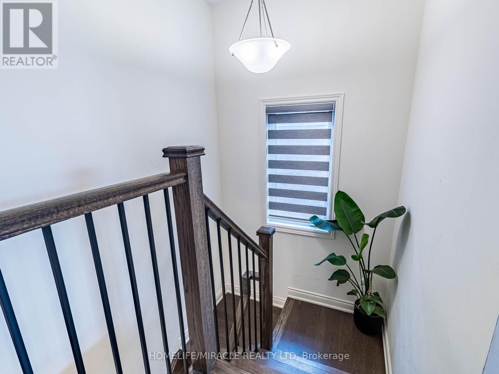 Photo 13 of 25 Kambalda Road, Brampton ON