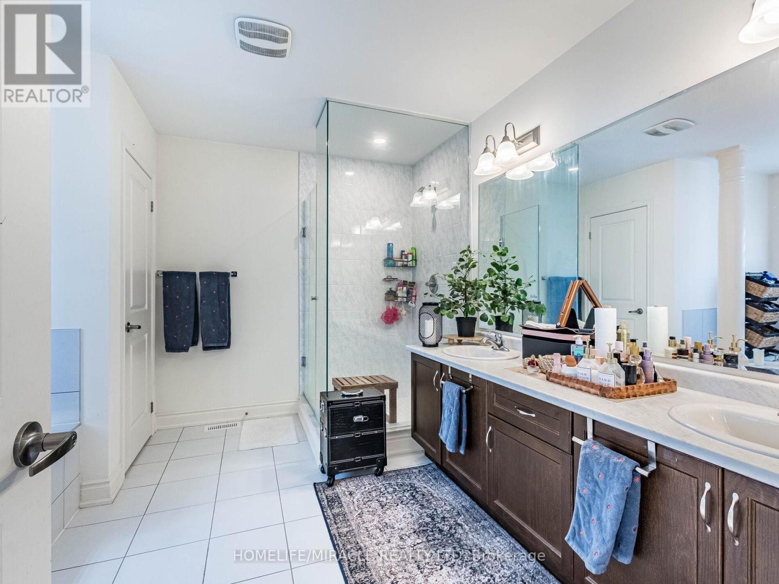 Photo 11 of 25 Kambalda Road, Brampton ON