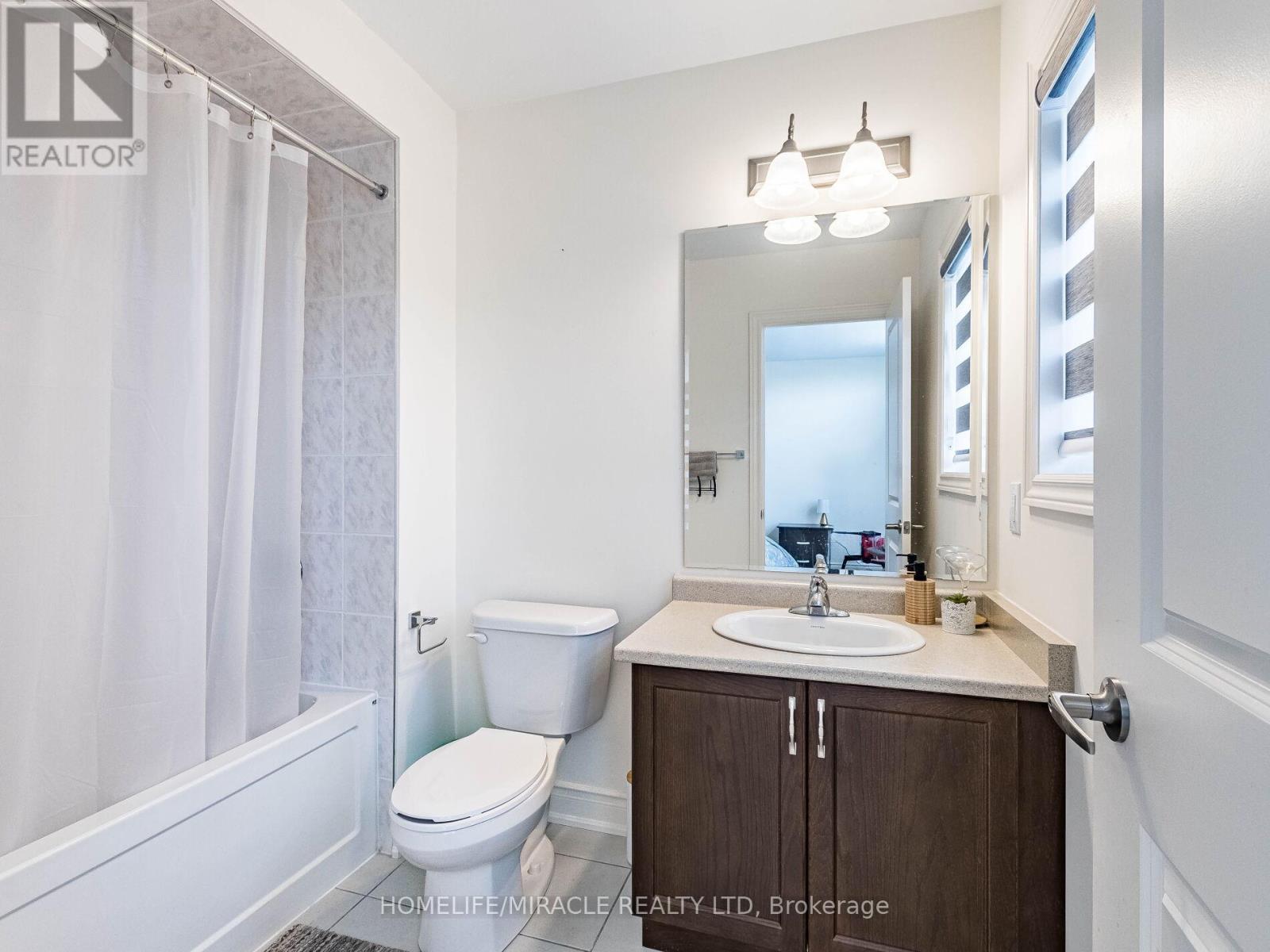Photo 8 of 25 Kambalda Road, Brampton ON