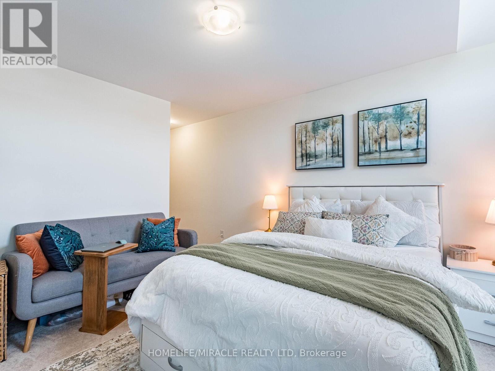 Photo 12 of 25 Kambalda Road, Brampton ON