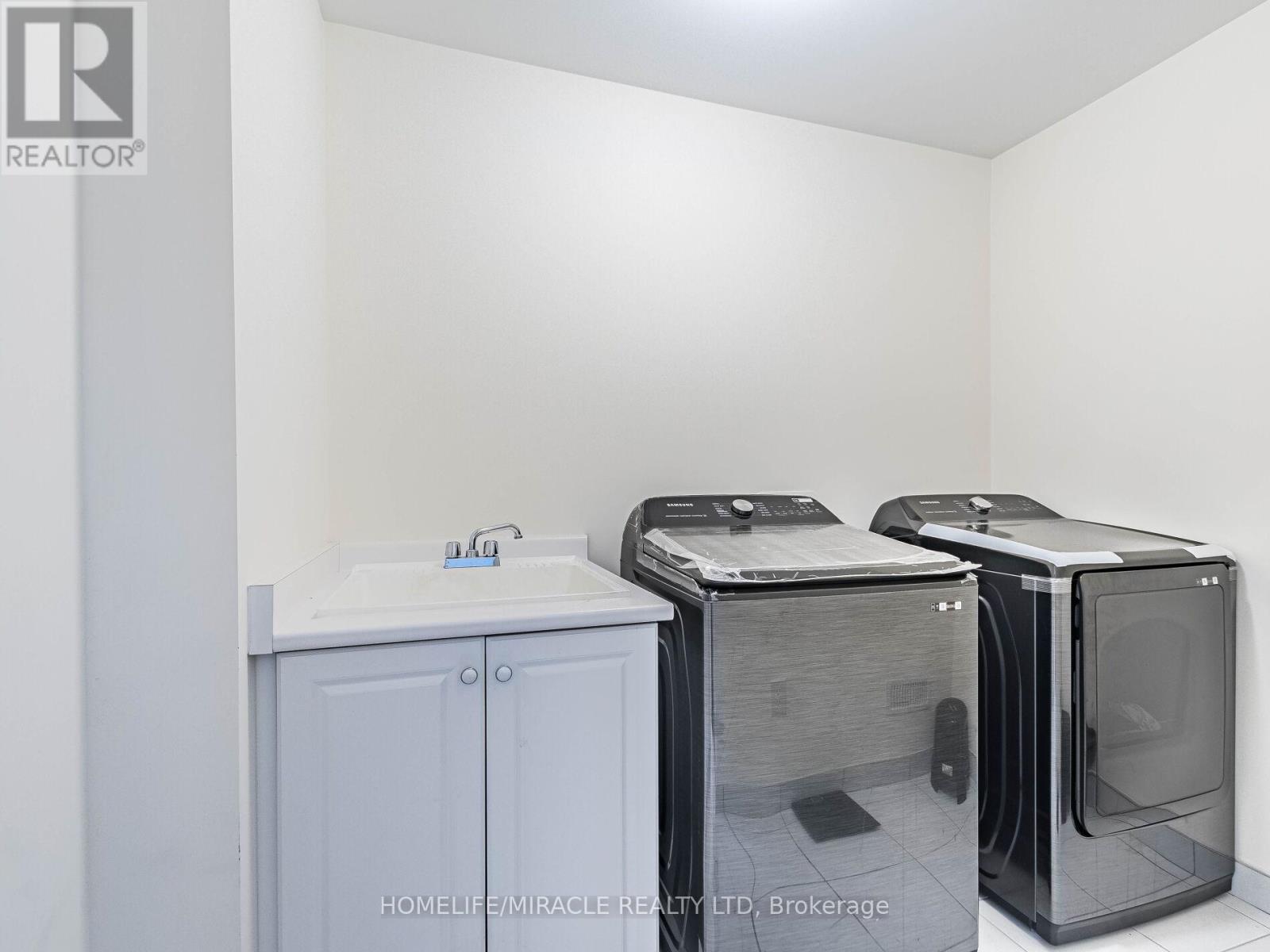 Photo 2 of 25 Kambalda Road, Brampton ON