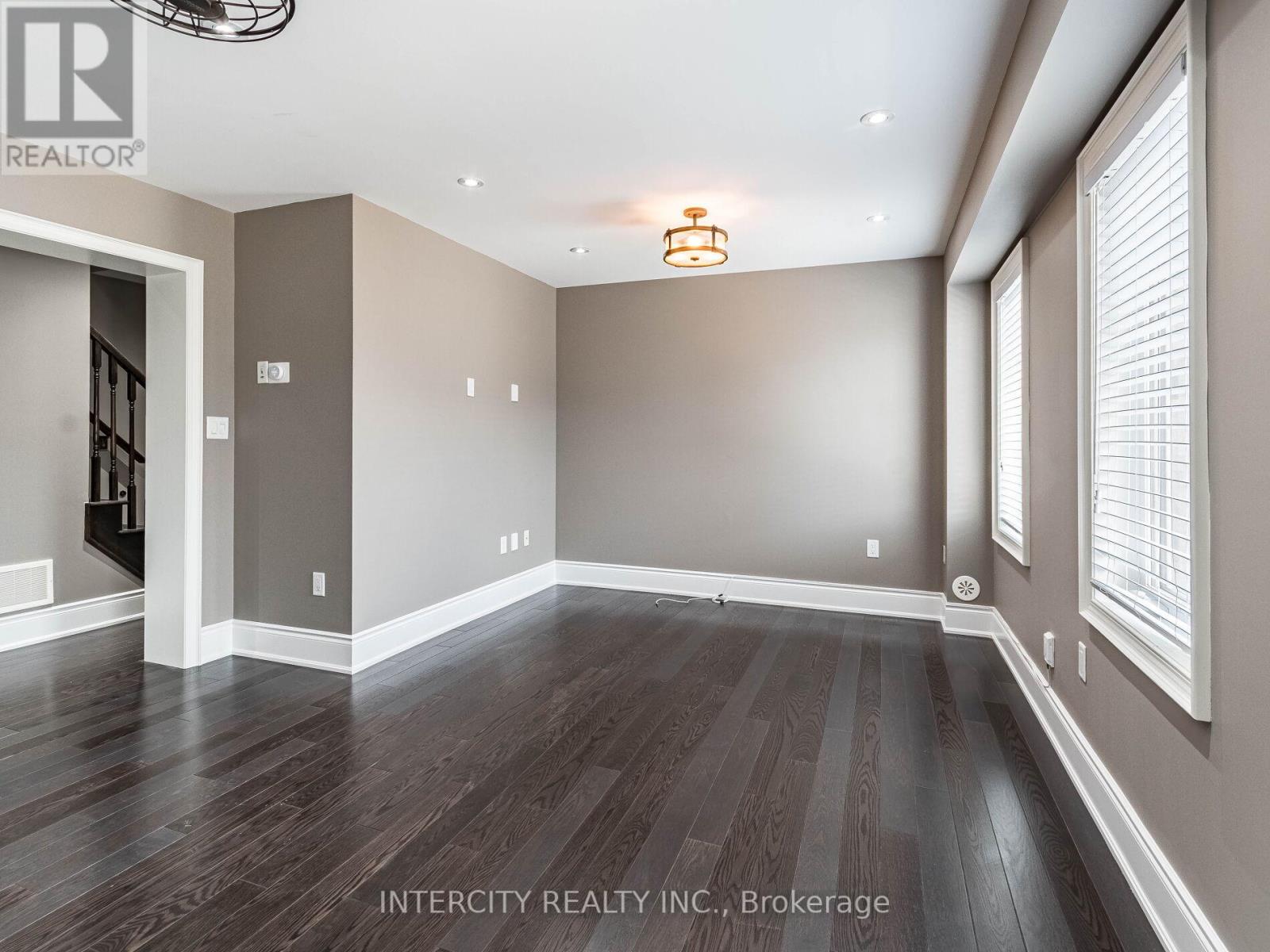 Photo 24 of 21 Vanhorne Close, Brampton ON