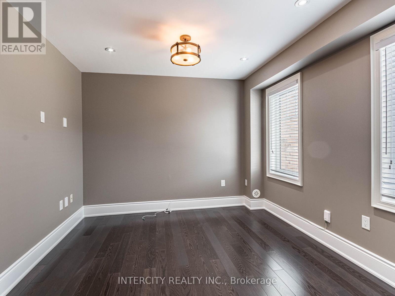 Photo 10 of 21 Vanhorne Close, Brampton ON