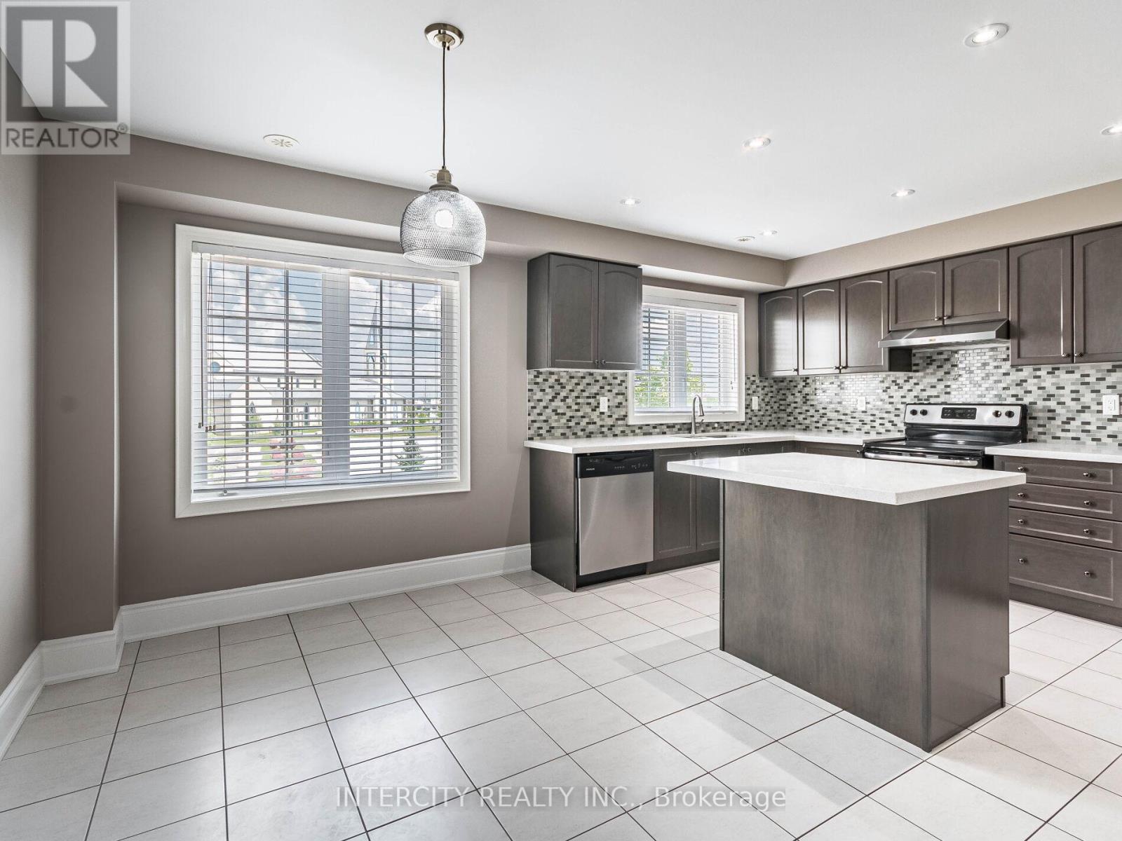 Photo 34 of 21 Vanhorne Close, Brampton ON
