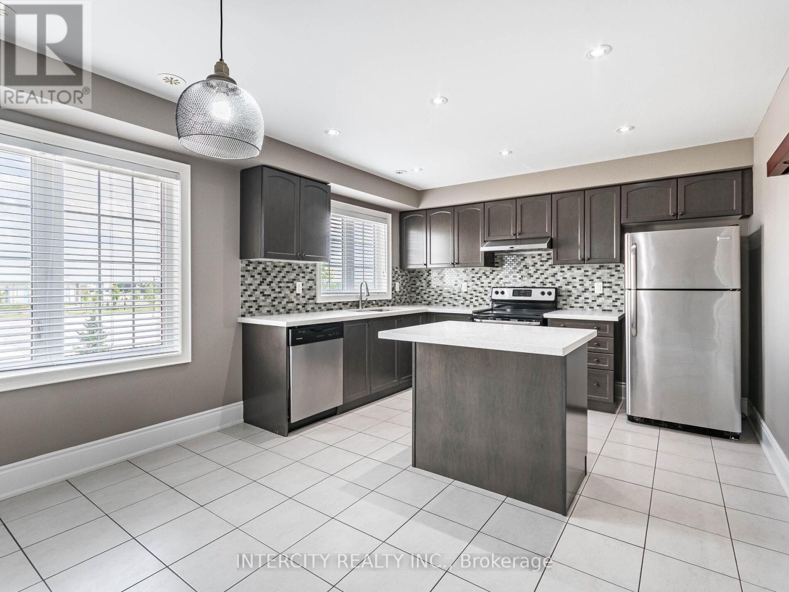 Photo 25 of 21 Vanhorne Close, Brampton ON