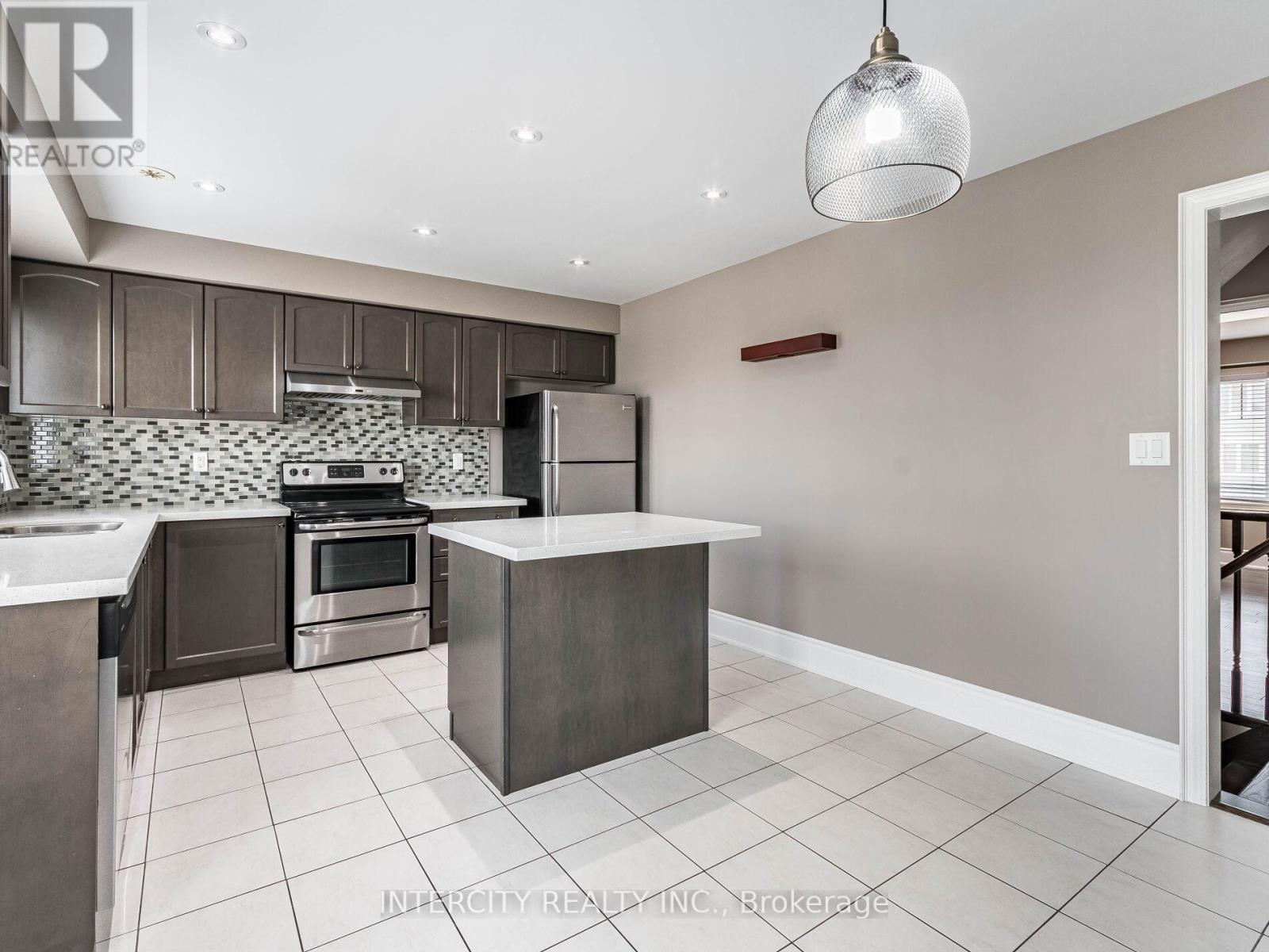 Photo 11 of 21 Vanhorne Close, Brampton ON