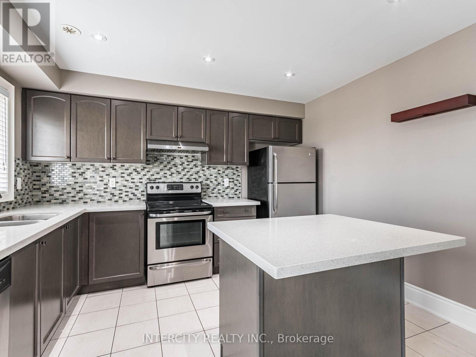Photo 3 of 21 Vanhorne Close, Brampton ON